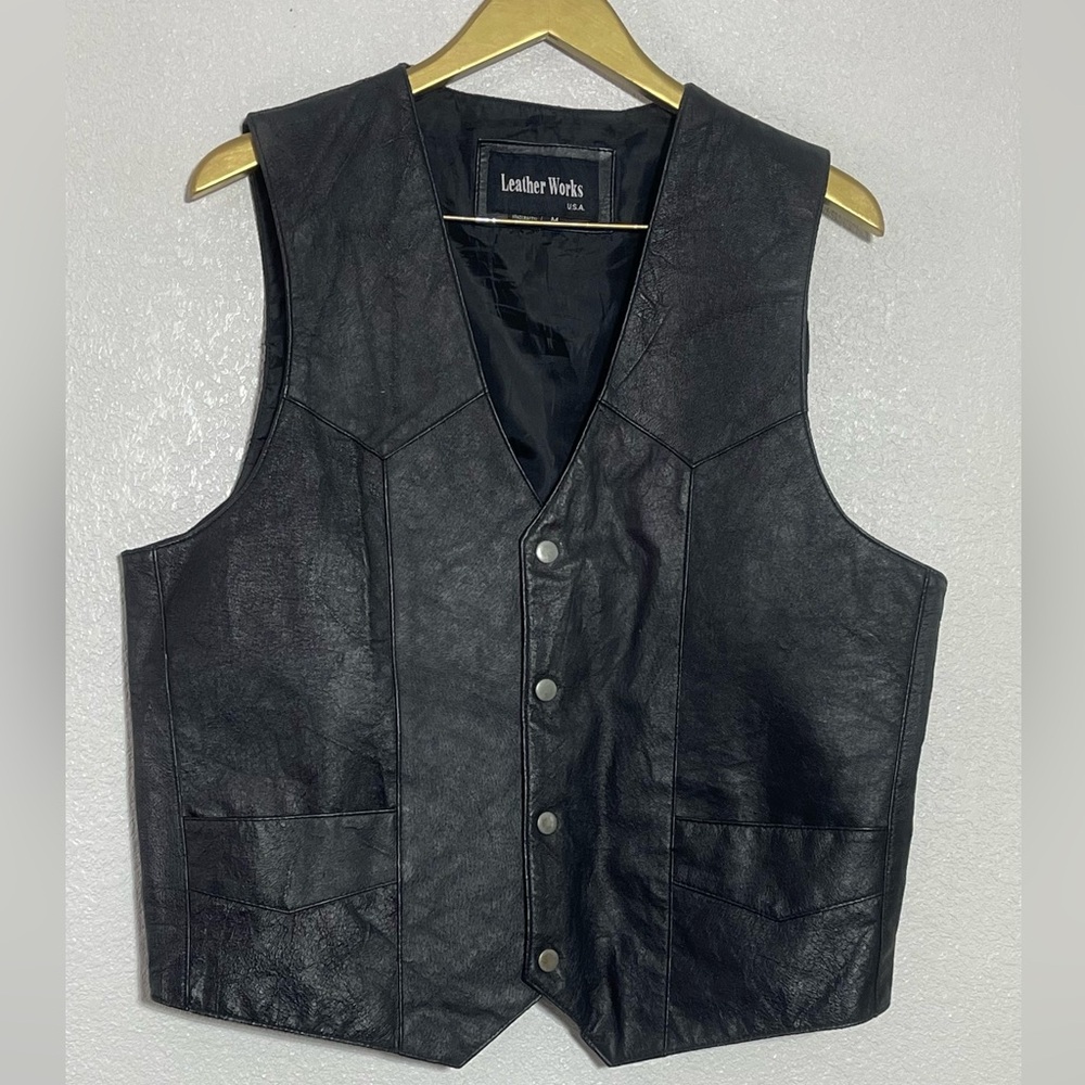 💯 Leather Vest with V-Neck and Sleek Design